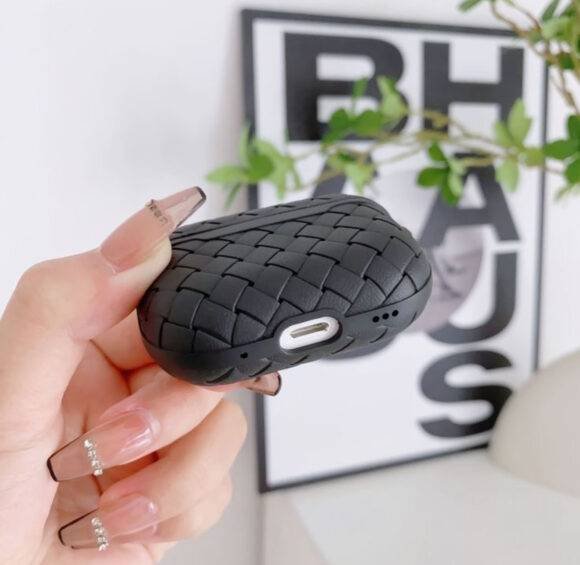 BLACK INTERWOVEN AIRPOD CASE - Image 3
