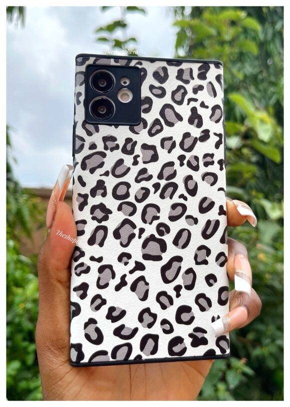 BLACK AND WHITE CHEETAH PRINTS - Image 4