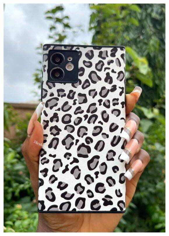 BLACK AND WHITE CHEETAH PRINTS - Image 5