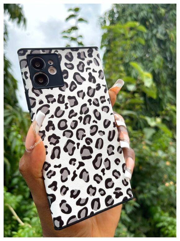 BLACK AND WHITE CHEETAH PRINTS - Image 7
