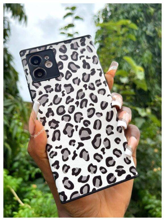 BLACK AND WHITE CHEETAH PRINTS - Image 8