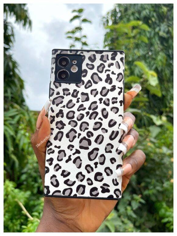 BLACK AND WHITE CHEETAH PRINTS - Image 9