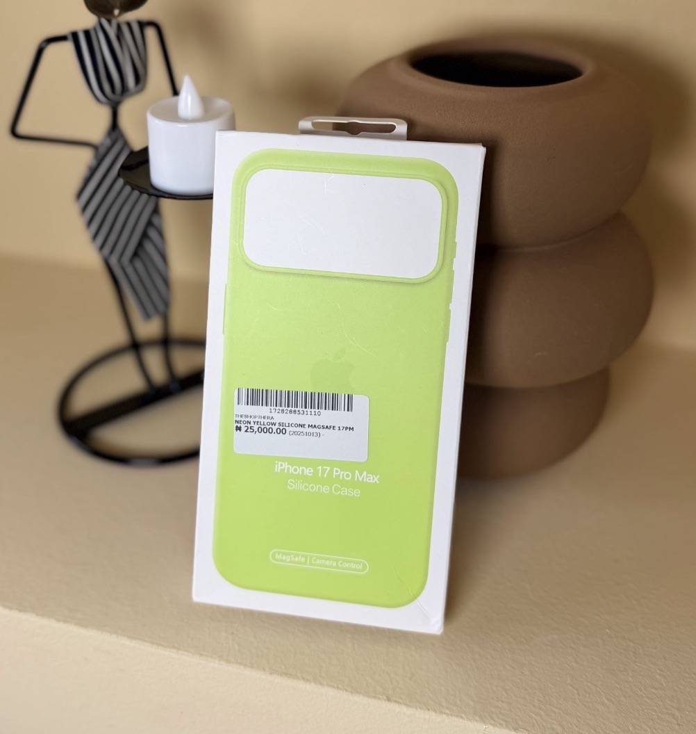 NEON YELLOW SILICONE MAGSAFE 17PM - Image 5