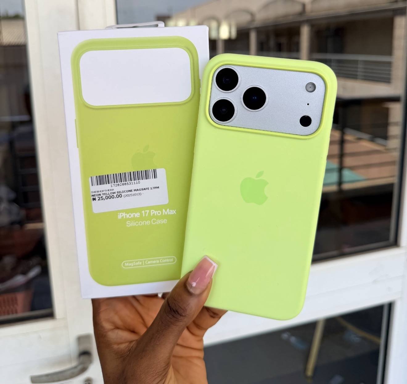 NEON YELLOW SILICONE MAGSAFE 17PM