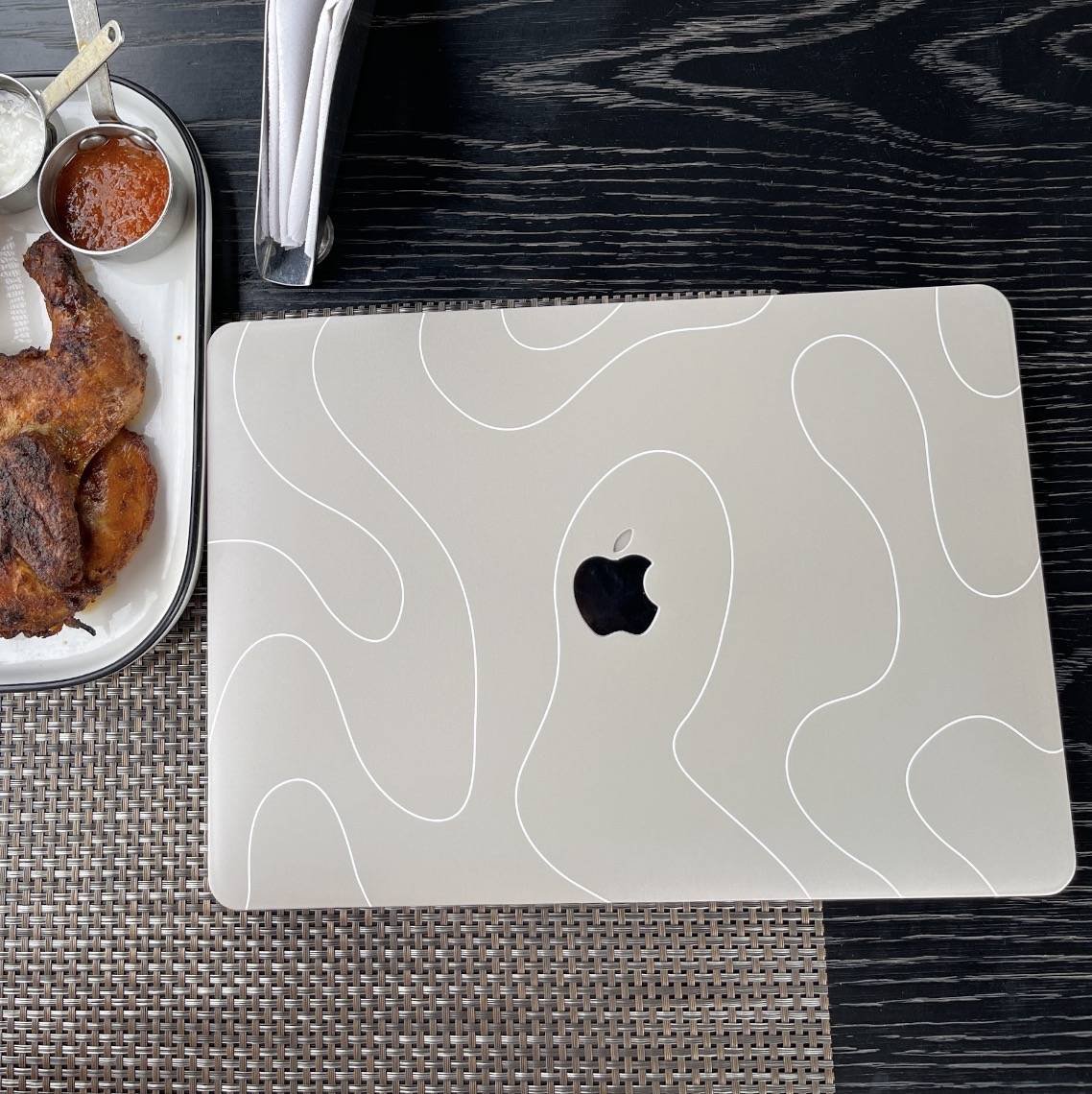 BEIGE WAVY MACBOOK CASE