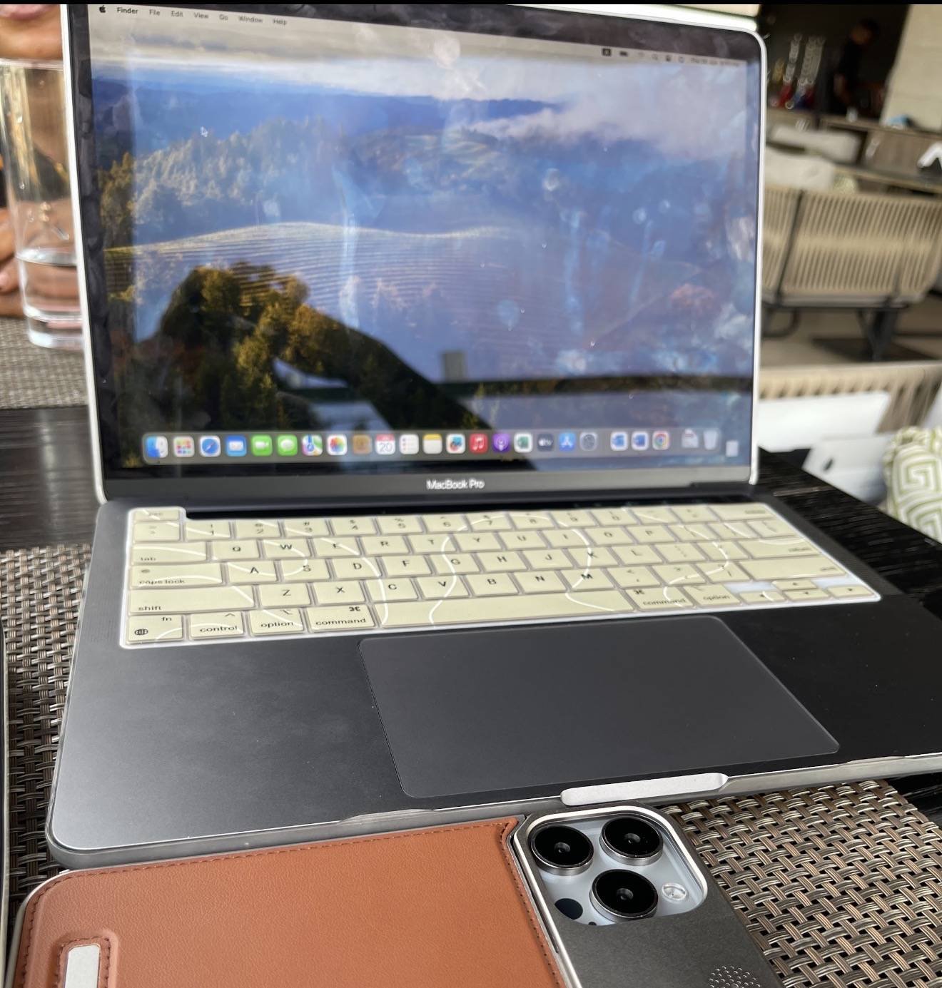 BEIGE WAVY MACBOOK CASE - Image 6